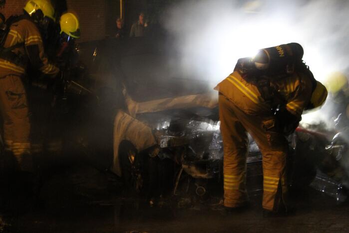 Tweetal auto's verwoest door brand