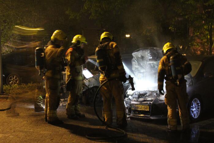 Tweetal auto's verwoest door brand
