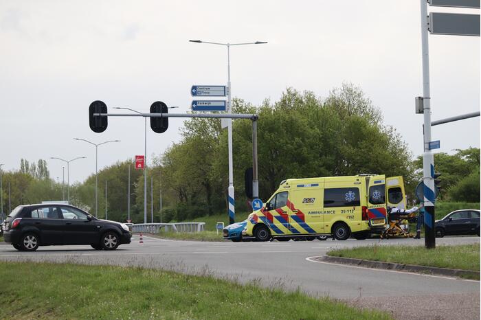 Twee personenwagens botsen op kruising