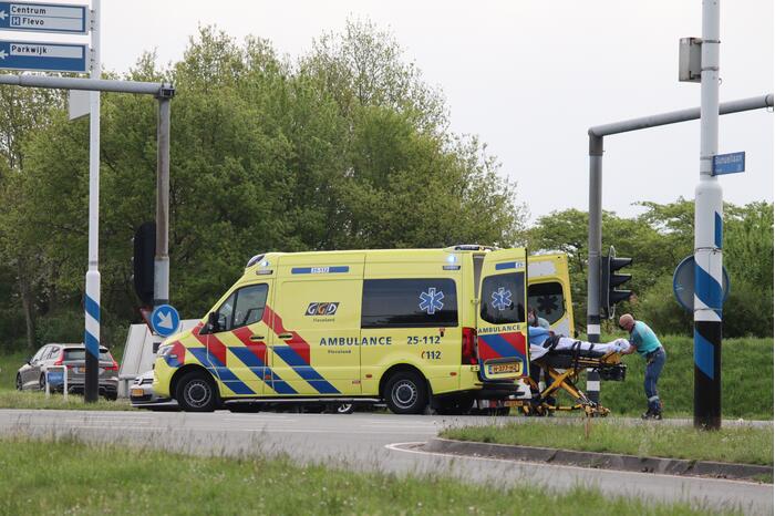 Twee personenwagens botsen op kruising