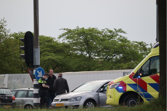 Twee personenwagens botsen op kruising