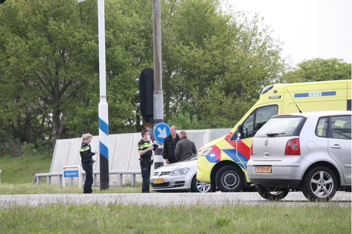 Twee personenwagens botsen op kruising