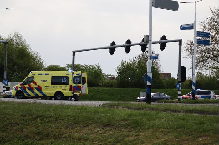 Twee personenwagens botsen op kruising