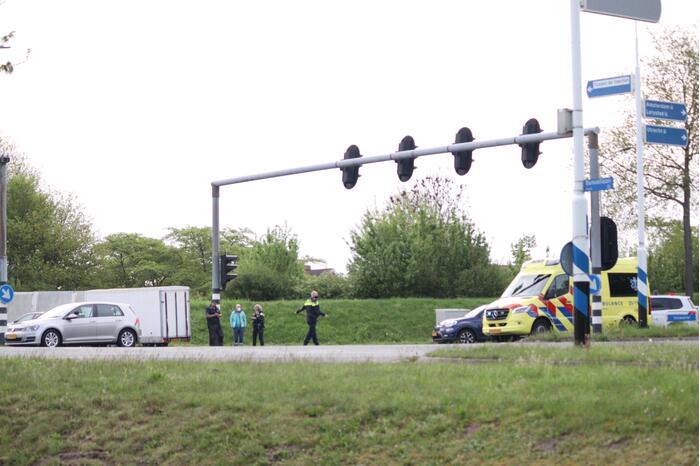 Twee personenwagens botsen op kruising