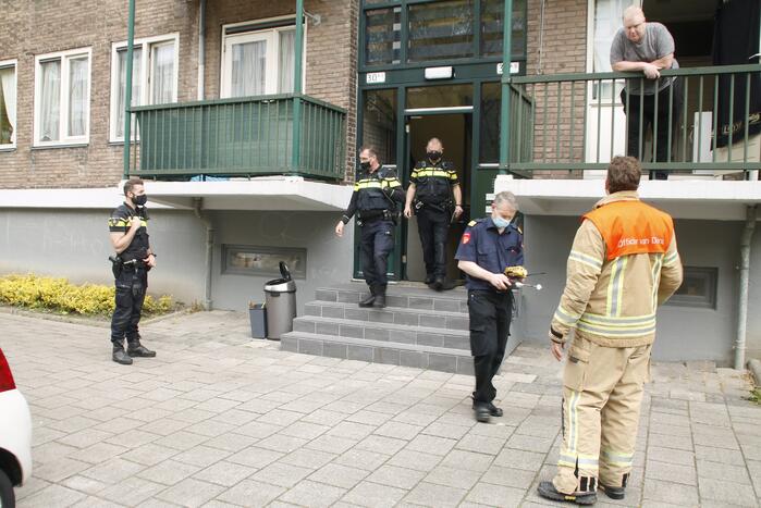 Onderzoek naar vreemde lucht in portiekflat