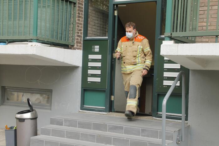 Onderzoek naar vreemde lucht in portiekflat