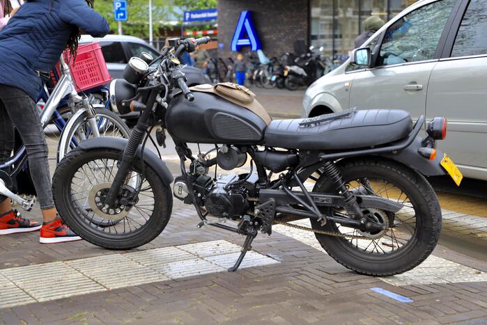 Afslaande automobilist botst op brommerrijder