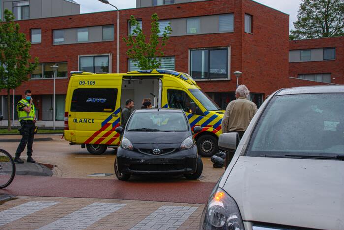 Afslaande automobilist botst op brommerrijder