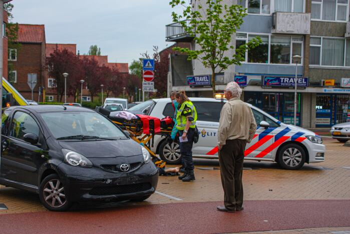 Afslaande automobilist botst op brommerrijder