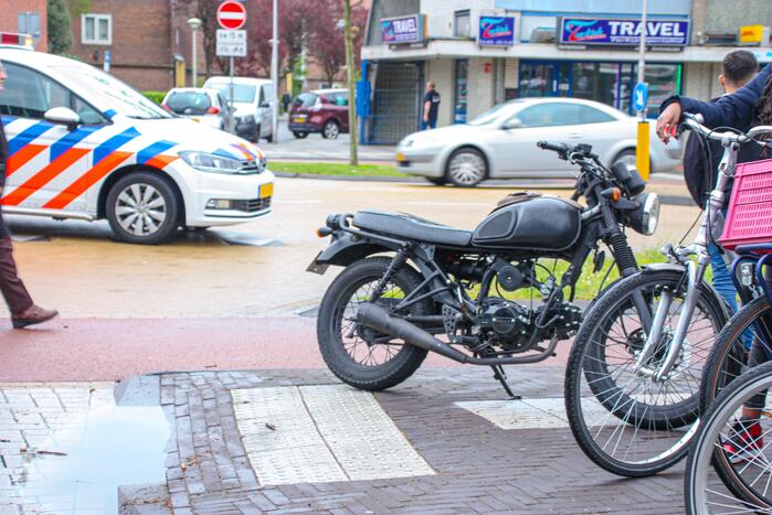 Afslaande automobilist botst op brommerrijder