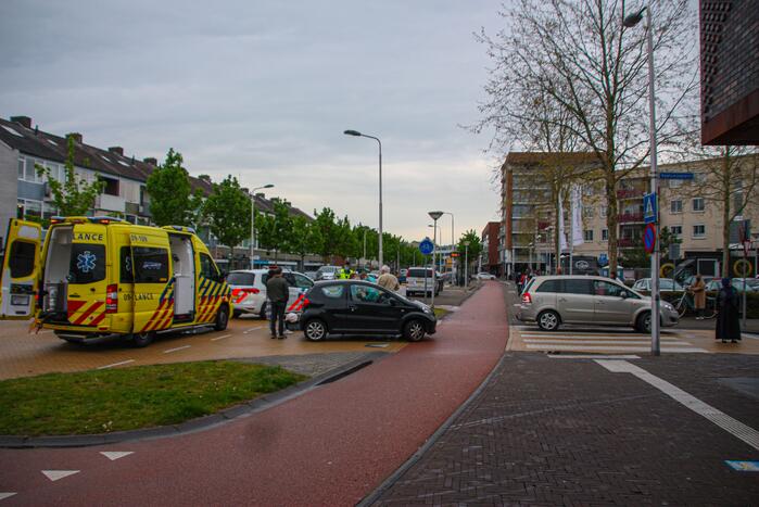 Afslaande automobilist botst op brommerrijder