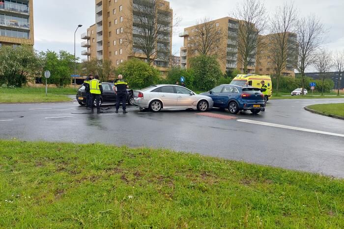 Ongeval tussen drie auto's op kruising