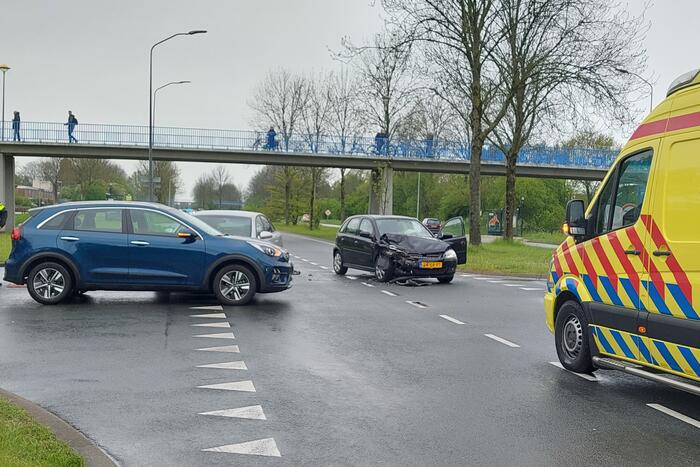 Ongeval tussen drie auto's op kruising