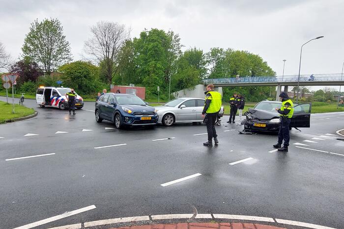 Ongeval tussen drie auto's op kruising