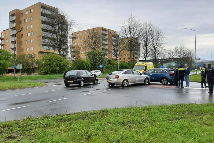 Ongeval tussen drie auto's op kruising