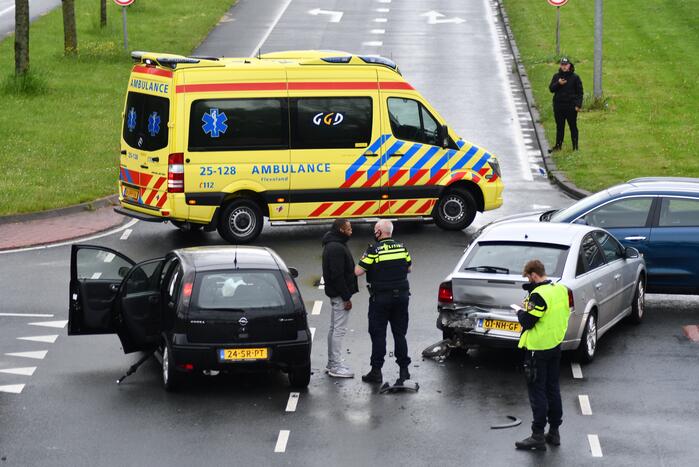 Ongeval tussen drie auto's op kruising