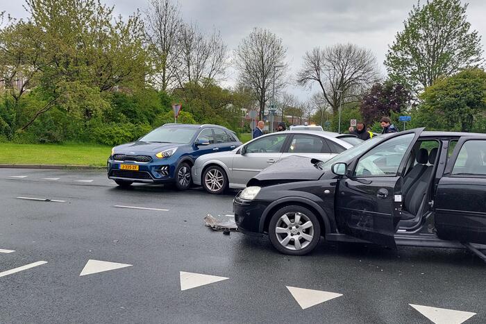 Ongeval tussen drie auto's op kruising