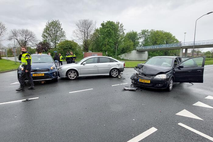 Ongeval tussen drie auto's op kruising