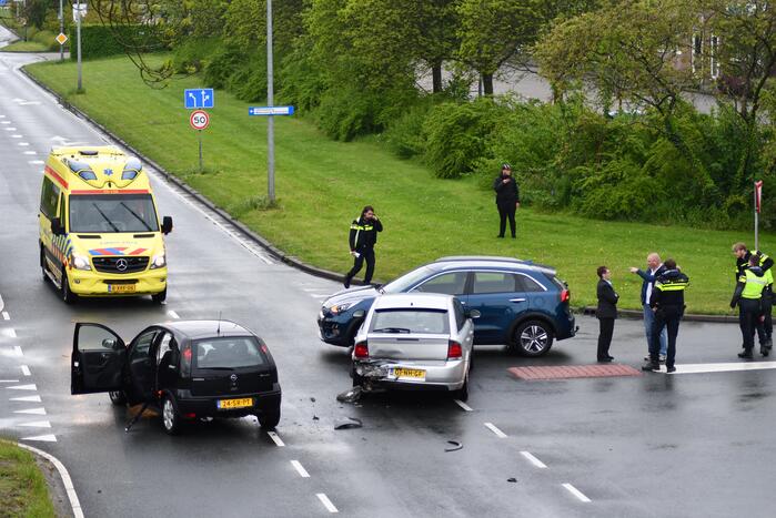Ongeval tussen drie auto's op kruising