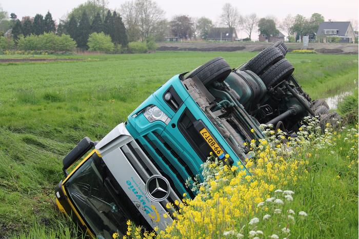 Vrachtwagen op z'n kop in de sloot