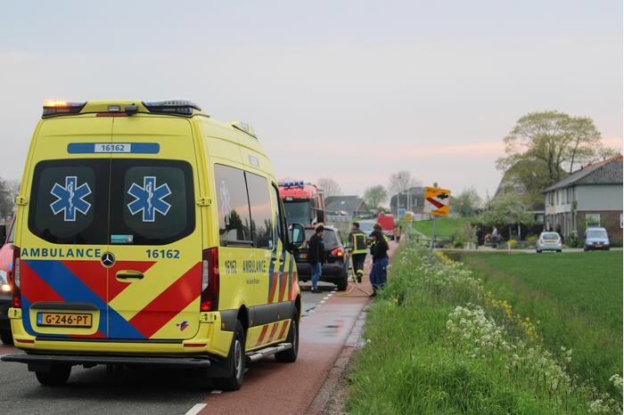 Vrachtwagen op z'n kop in de sloot