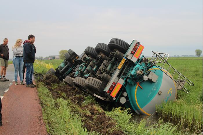 Vrachtwagen op z'n kop in de sloot