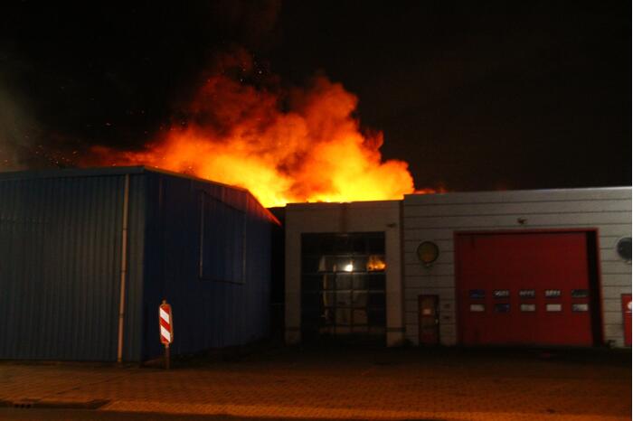 #Haarlem Grote brand bij industrieterrein Kuipersweg Haarlem.