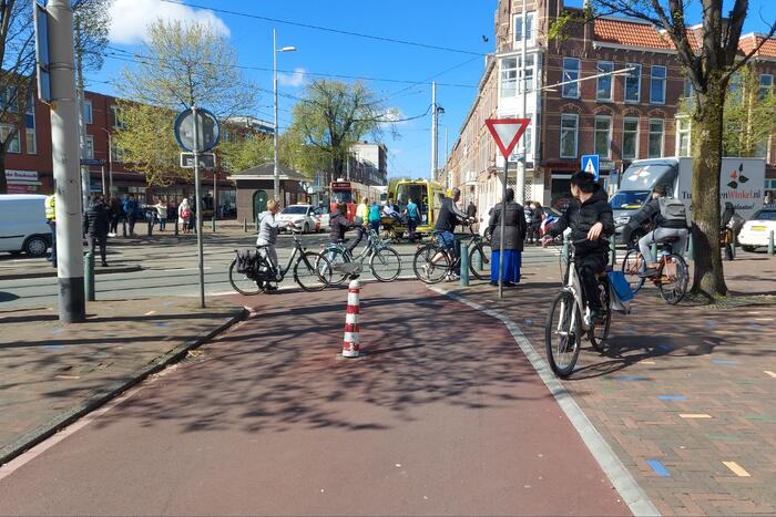 Fietser met gitaar gewond bij verkeersongeval