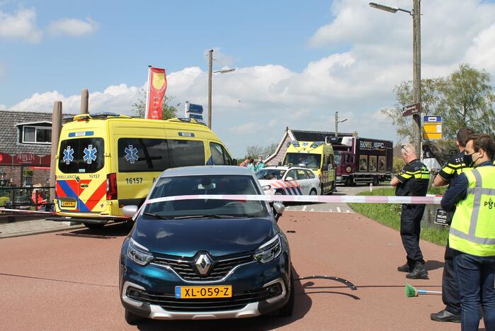 Brommerrijder zwaargewond bij verkeersongeval op kruising