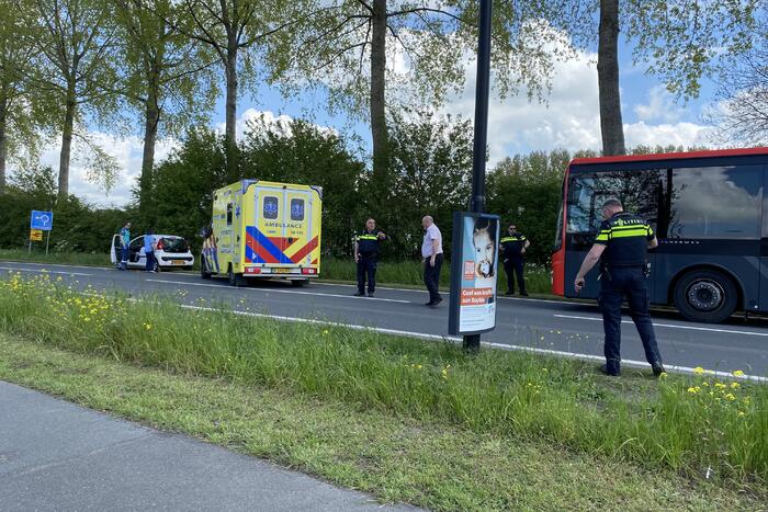 Aanrijding tussen personenauto en lijnbus op rotonde