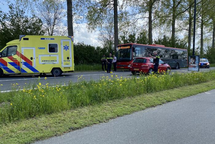 Aanrijding tussen personenauto en lijnbus op rotonde