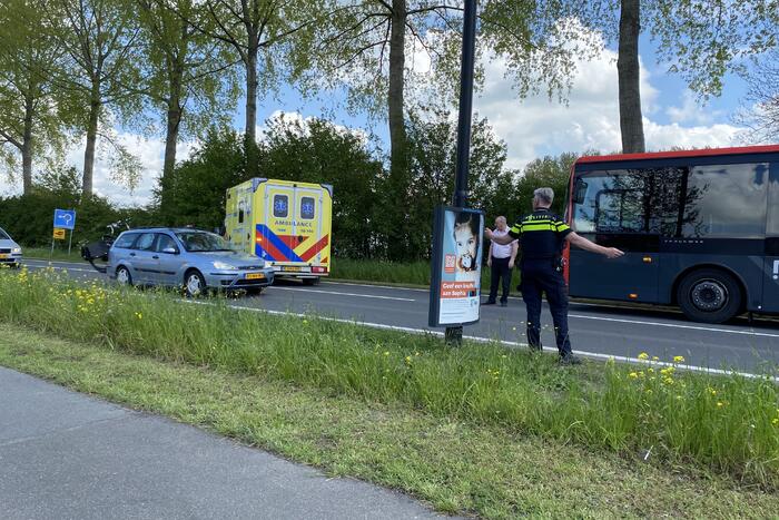 Aanrijding tussen personenauto en lijnbus op rotonde