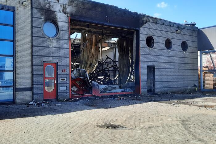 Schade grote brand garagebedrijf enorm