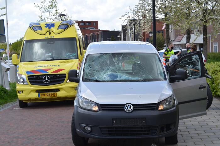 Fietser geschept door bestelwagen op kruising