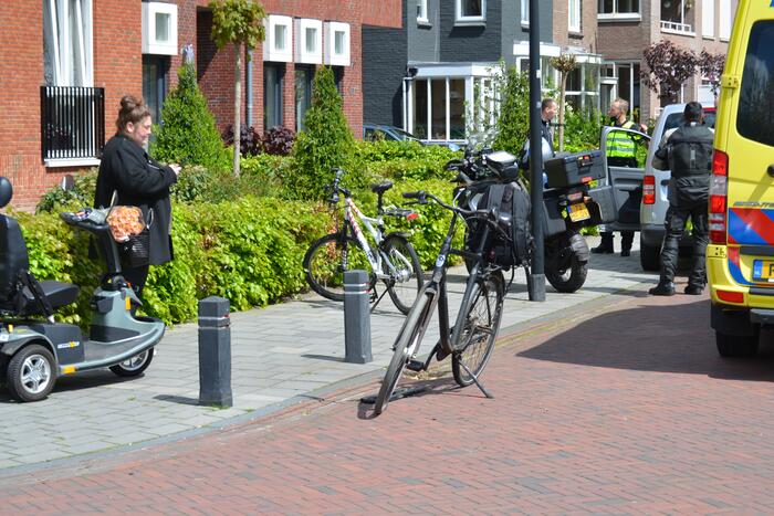 Fietser geschept door bestelwagen op kruising