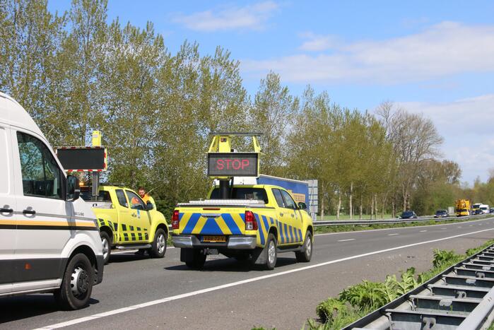 Zes voertuigen met lekke banden door stenen op de snelweg