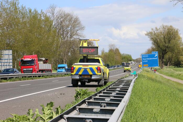 Zes voertuigen met lekke banden door stenen op de snelweg