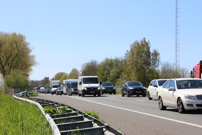 Zes voertuigen met lekke banden door stenen op de snelweg
