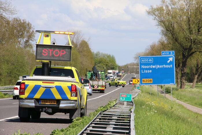 Zes voertuigen met lekke banden door stenen op de snelweg