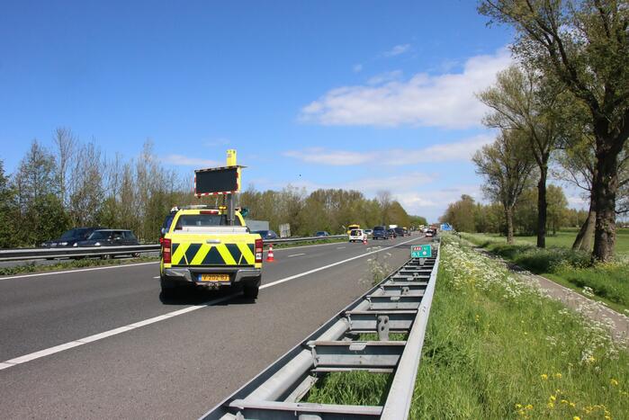 Zes voertuigen met lekke banden door stenen op de snelweg