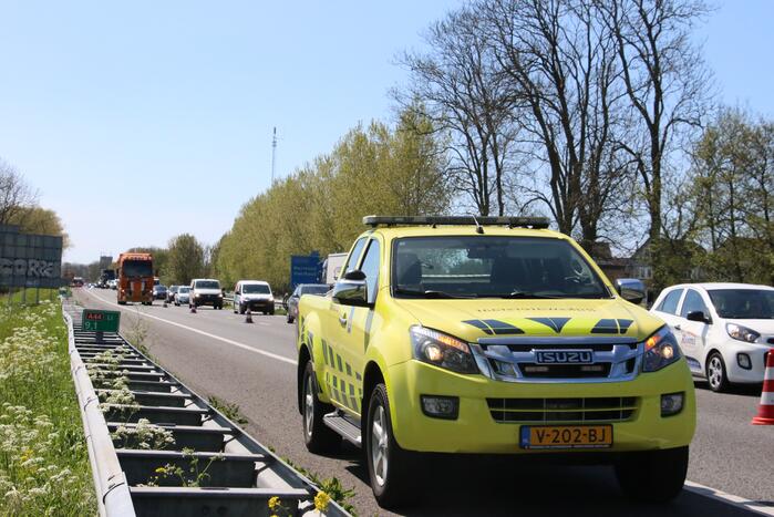 Zes voertuigen met lekke banden door stenen op de snelweg