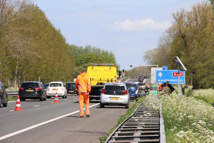Zes voertuigen met lekke banden door stenen op de snelweg
