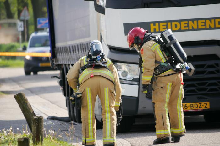 Vrachtwagen lekt vloeistof; brandweer doet onderzoek