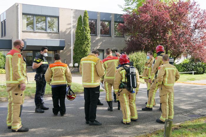 Vrachtwagen lekt vloeistof; brandweer doet onderzoek