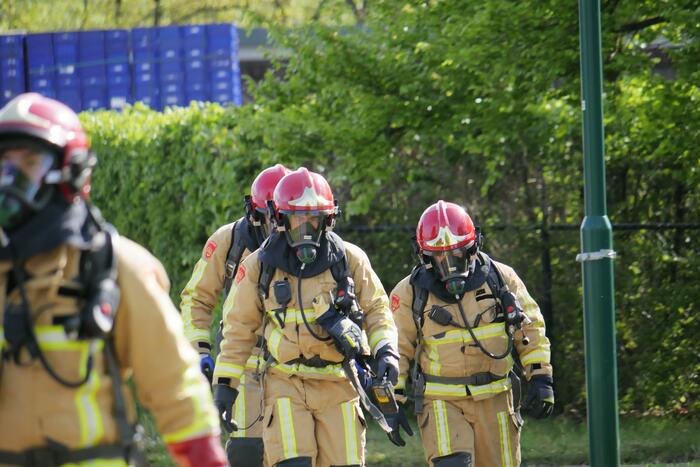 Vrachtwagen lekt vloeistof; brandweer doet onderzoek