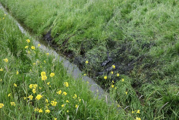 Motorrijder belandt in sloot