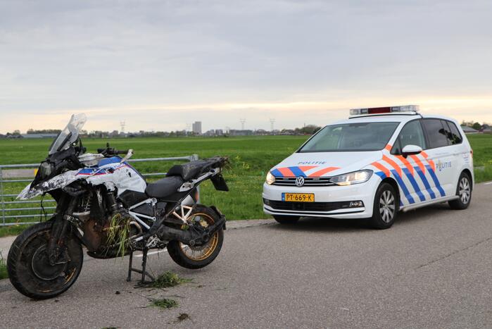 Motorrijder belandt in sloot