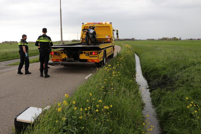 Motorrijder belandt in sloot
