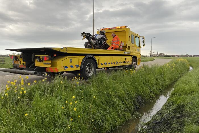 Motorrijder belandt in sloot
