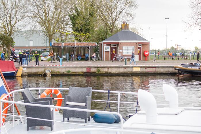 Scooter raakt te water bij ligplaats van watertaxi